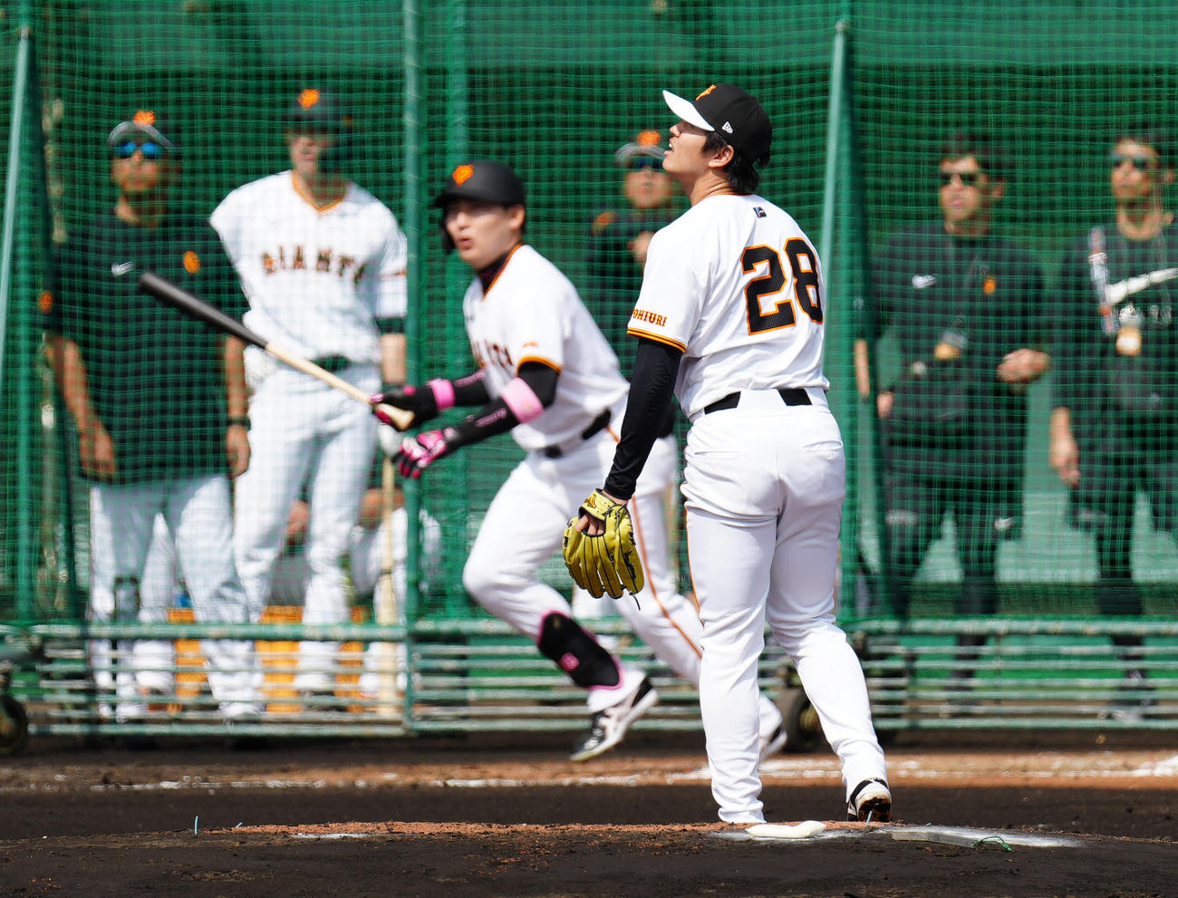 シート打撃で巨人丸（後方）に本塁打を浴びる高橋礼（撮影・江口和貴）