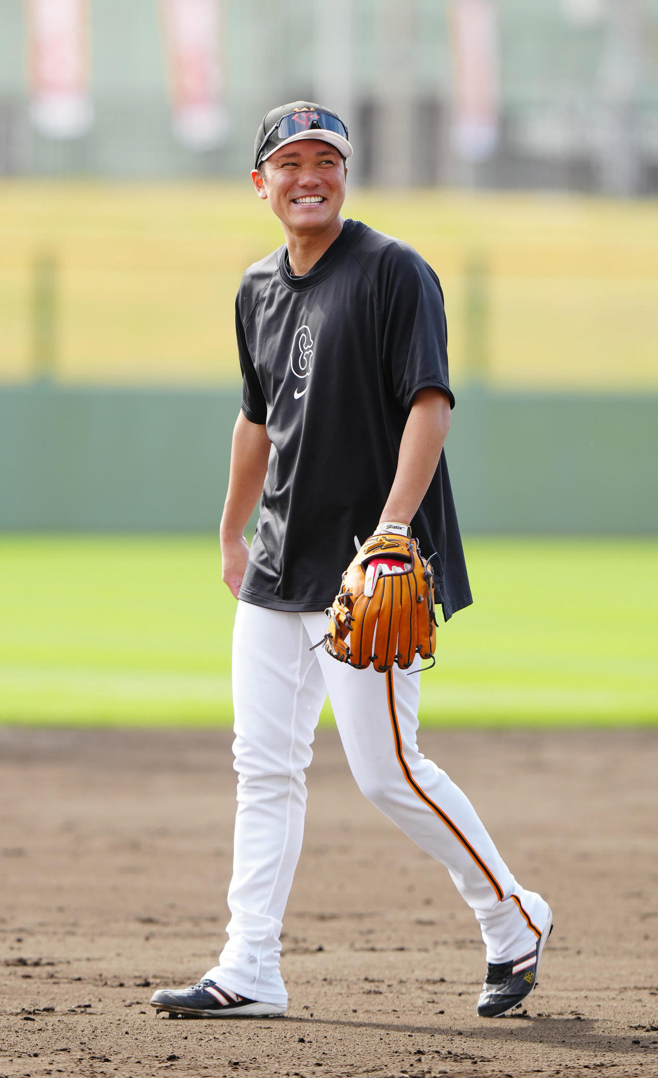 守備練習中、笑顔を見せる巨人坂本（撮影・江口和貴）