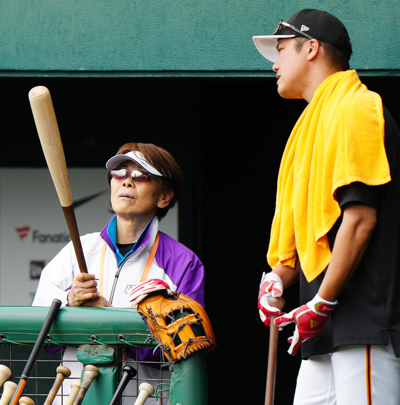 巨人キャンプを訪れ、坂本（右）のバットを手にする宇津木さん（撮影・江口和貴）