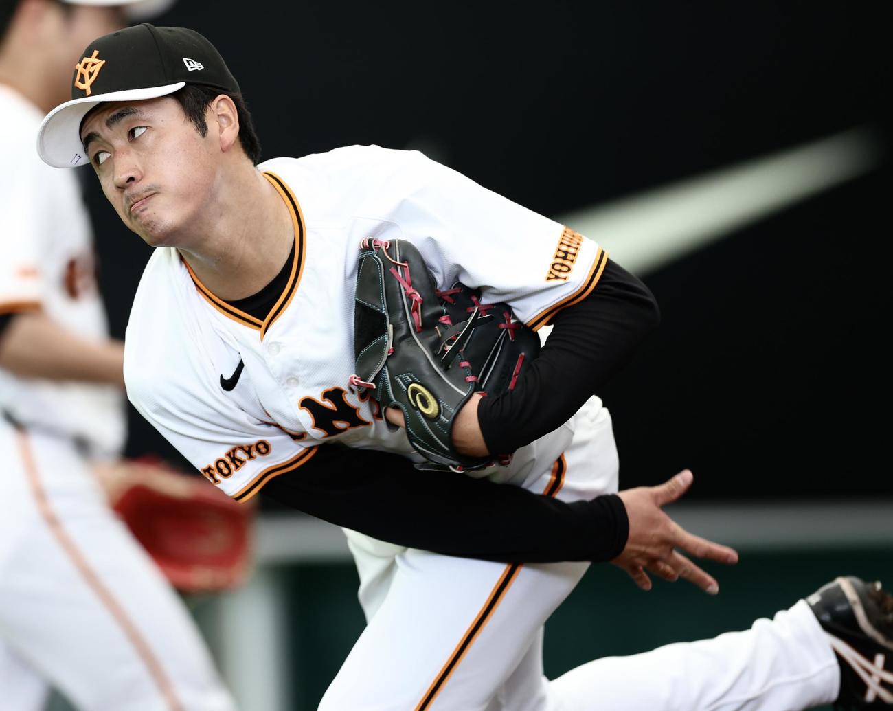 ブルペン投球する巨人西舘（撮影・河田真司）