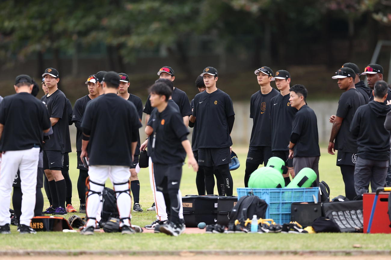 円陣を組む巨人西舘（右から4人目）（撮影・河田真司）