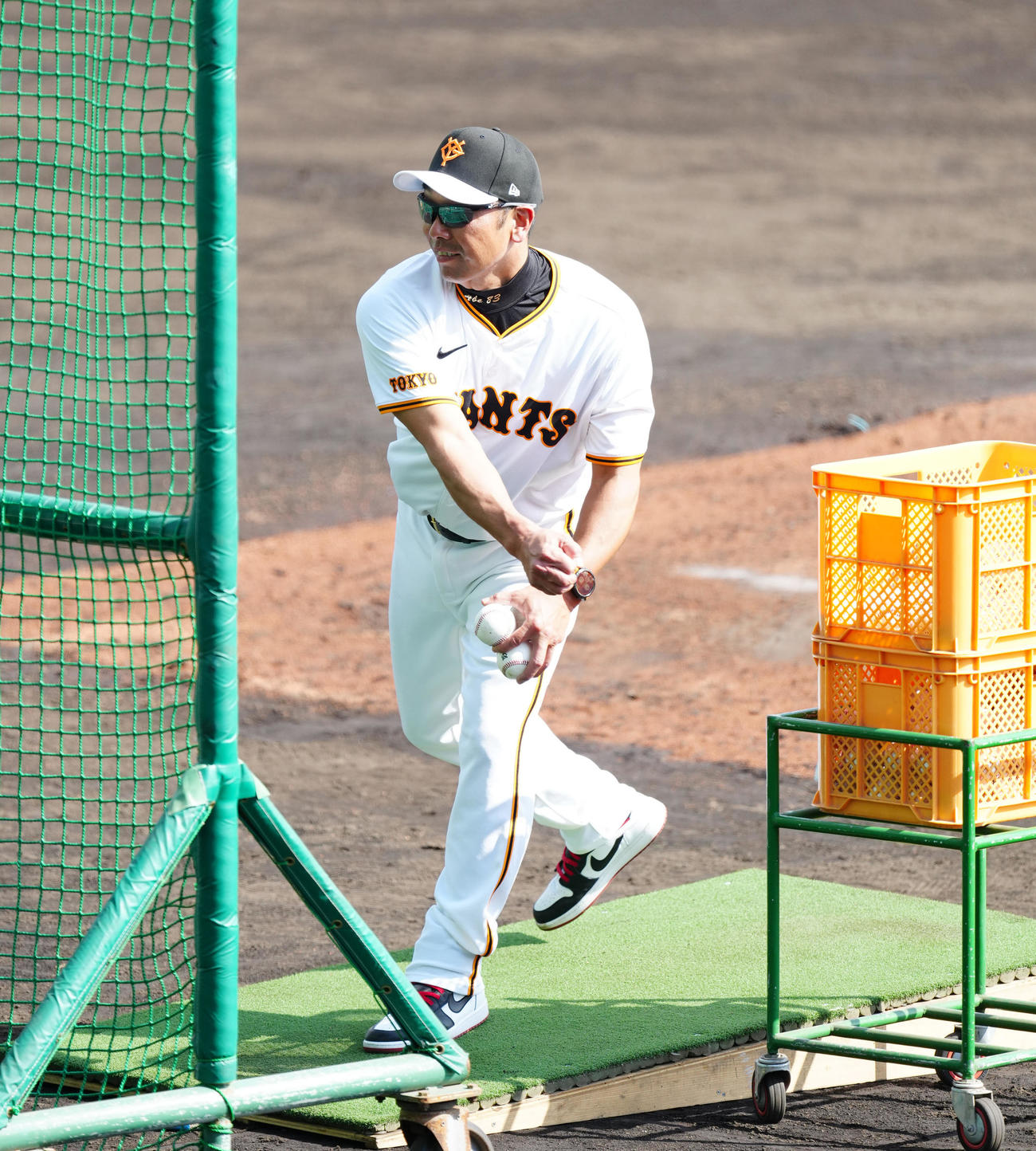 打撃投手を務める巨人阿部監督（撮影・江口和貴）