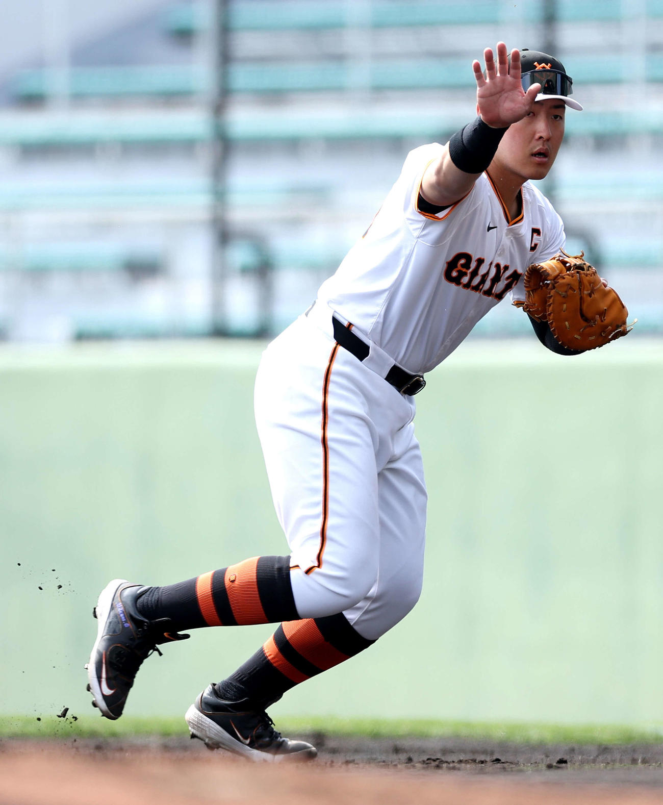 シート打撃で守備に入る巨人岡本和（撮影・河田真司）