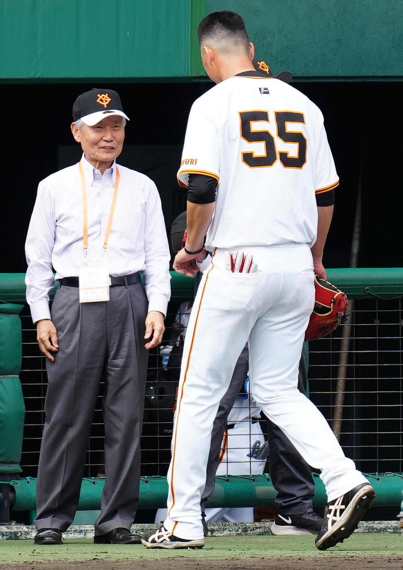 巨人キャンプを視察し、秋広（右）からあいさつを受けるNPB榊原コミッショナー（撮影・江口和貴）