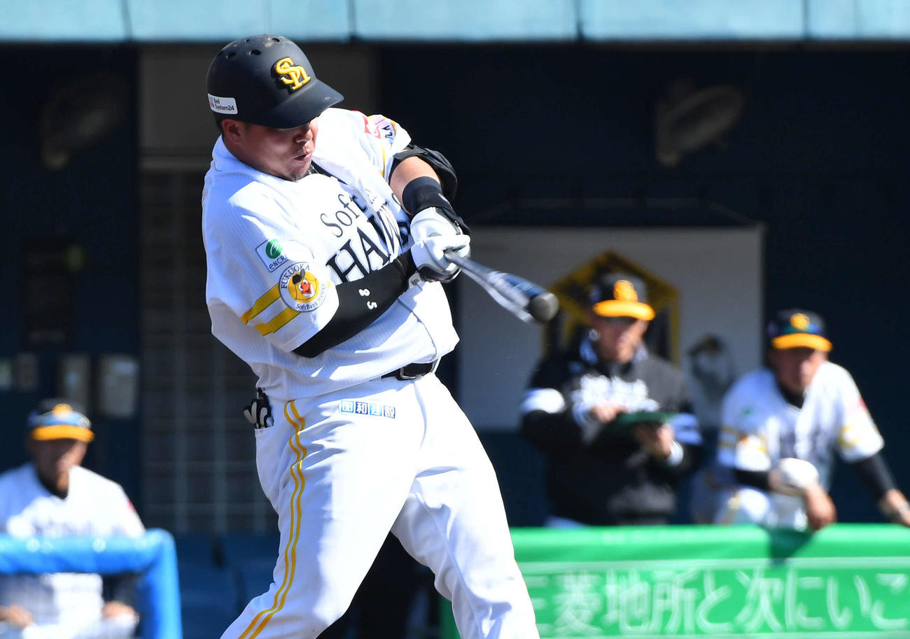 ソフトバンク紅白戦　4回裏白組2死一、二塁、山川は中前適時打を放つ（撮影・岩下翔太）