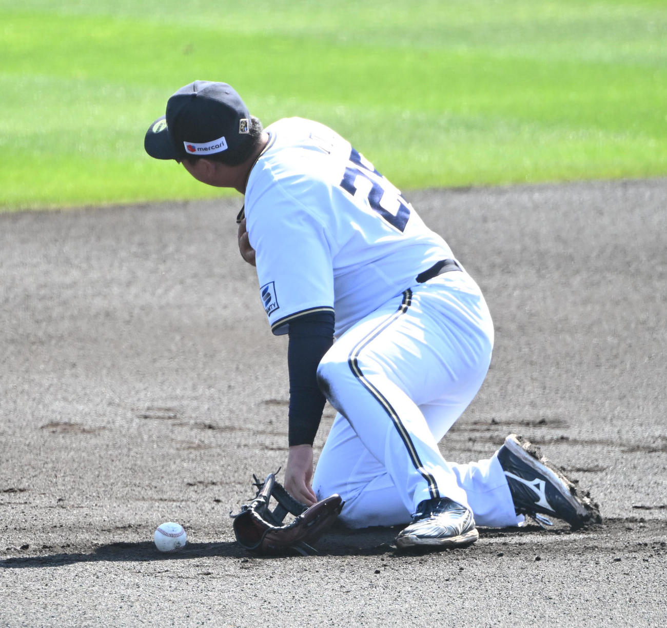 オリックス対日本新薬　1回表日本新薬無死、根路銘の打球を捕球した際、左肩を痛めた三塁手内藤（撮影・和賀正仁）
