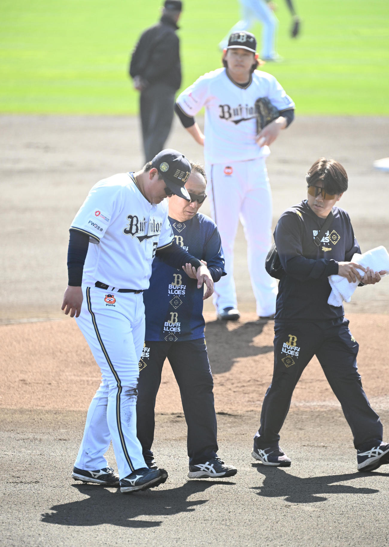 オリックス対日本新薬　1回表日本新薬無死、根路銘の打球を捕球した際、左肩を痛めた三塁手内藤（撮影・和賀正仁）