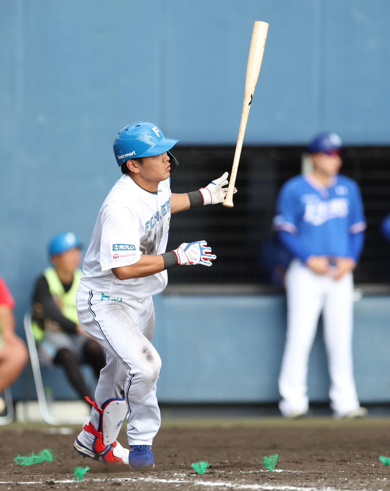 日本ハム対サムスン　8回裏日本ハム1死満塁、野村は走者一掃の3点適時二塁打を放つ（撮影・佐藤翔太）