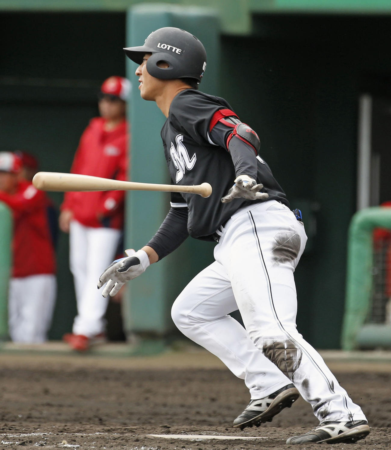 広島との練習試合の5回、右前打を放つロッテ茶谷（共同）