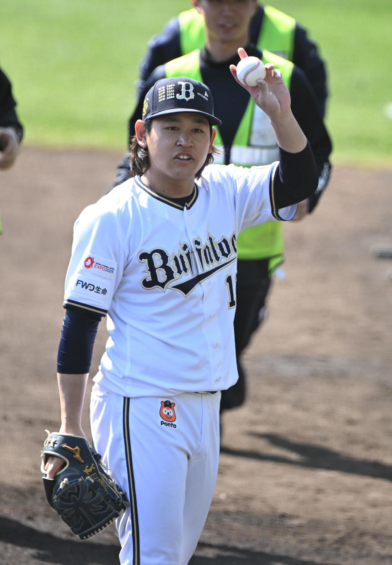 登板前、白い歯を見せるオリックス先発の宮城（撮影・和賀正仁）