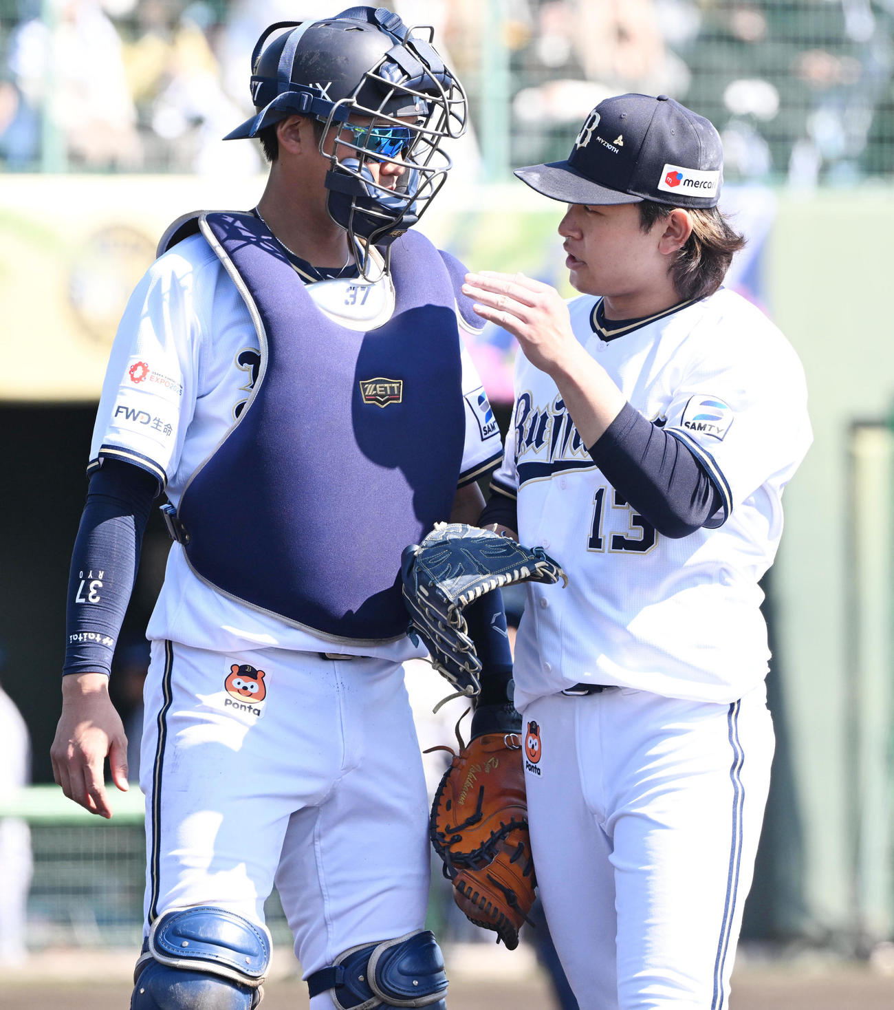 日本新薬戦に先発し2回を無失点に抑えたオリックス先発の宮城（右）は捕手石川と話しながら引き揚げる（撮影・和賀正仁）
