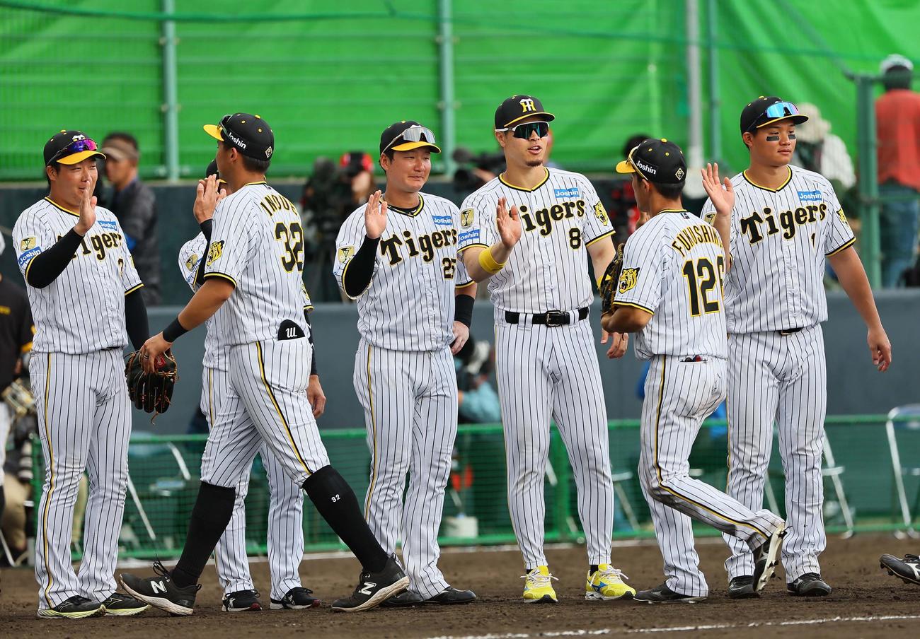 阪神対楽天　森下（右）と佐藤輝（同3人目）はハイタッチでナインを出迎える（撮影・上田博志）