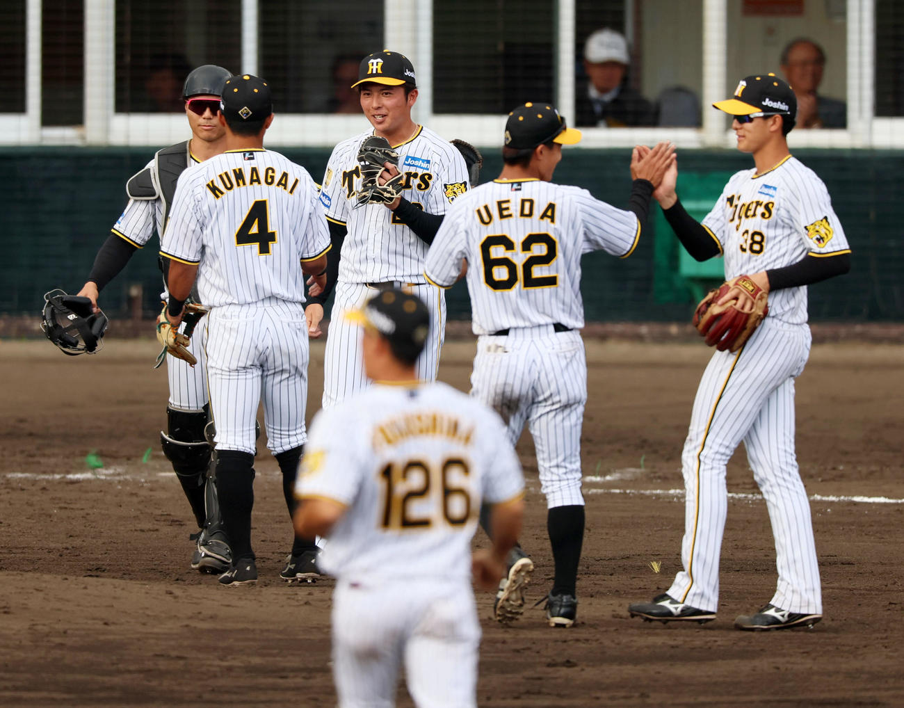 練習試合　阪神対楽天　楽天に勝利しマウンドで笑顔を見せる椎葉ら阪神ナイン（撮影・加藤哉）