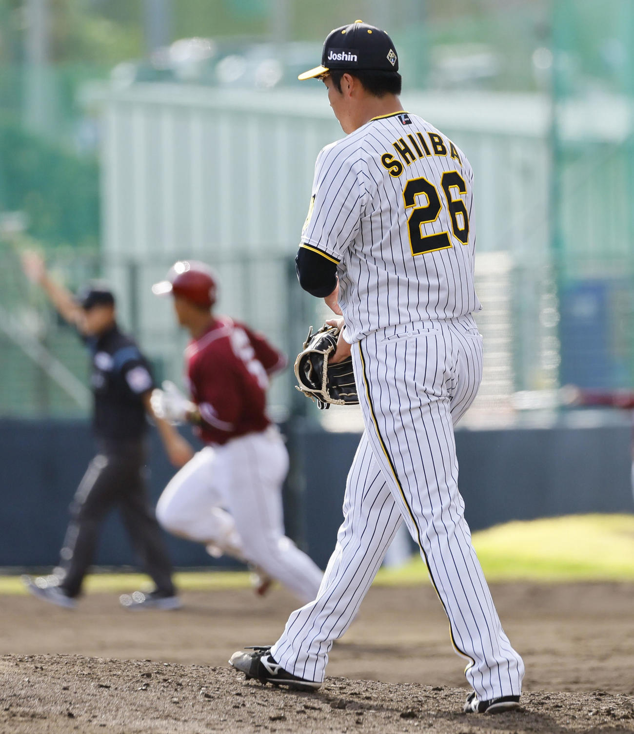 練習試合　阪神対楽天　9回表楽天無死一塁、堀内（左）に右越えに2点本塁打を浴びた椎葉（撮影・藤尾明華）