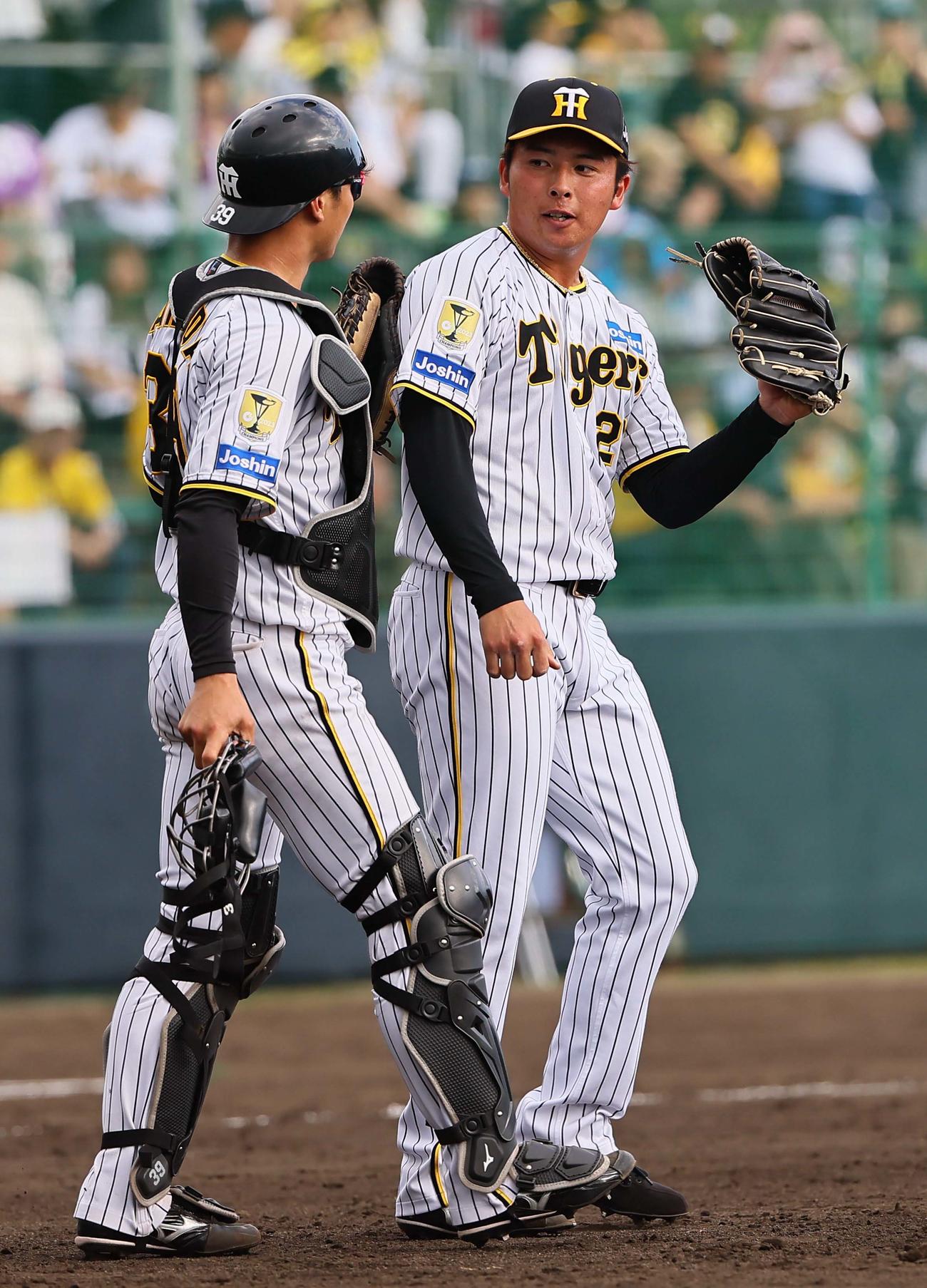 阪神対楽天　楽天に勝利し栄枝（左）とマウンドに向かう椎葉（撮影・上田博志）