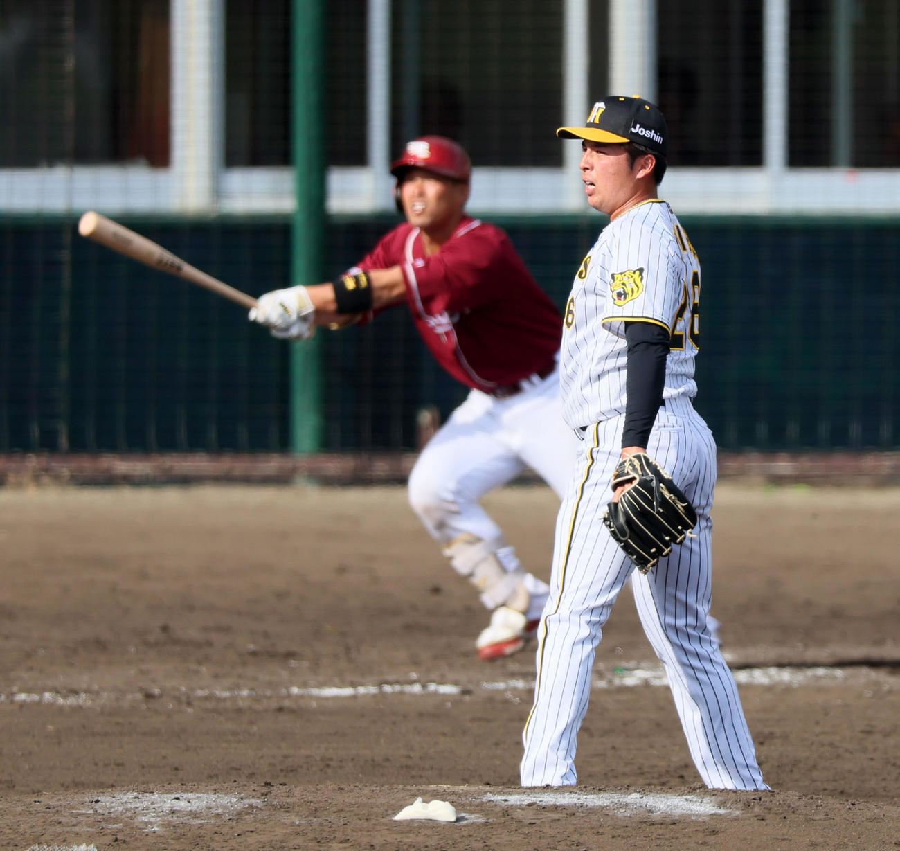 阪神対楽天　9回表楽天無死一塁、椎葉は堀内に右越え2点本塁打を浴びる（撮影・加藤哉）