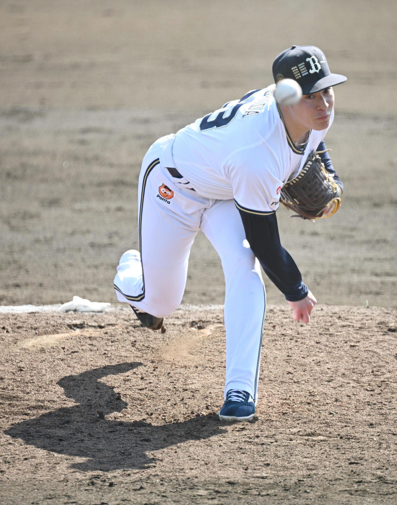 オリックス対日本新薬　6回から4番手で登板したオリックス吉田（撮影・和賀正仁）
