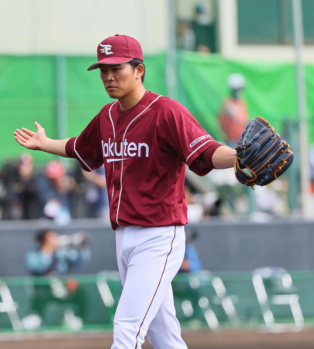 阪神対楽天　阪神打線を2回無失点に抑え両手を広げてベンチに引き揚げる早川（撮影・上田博志）