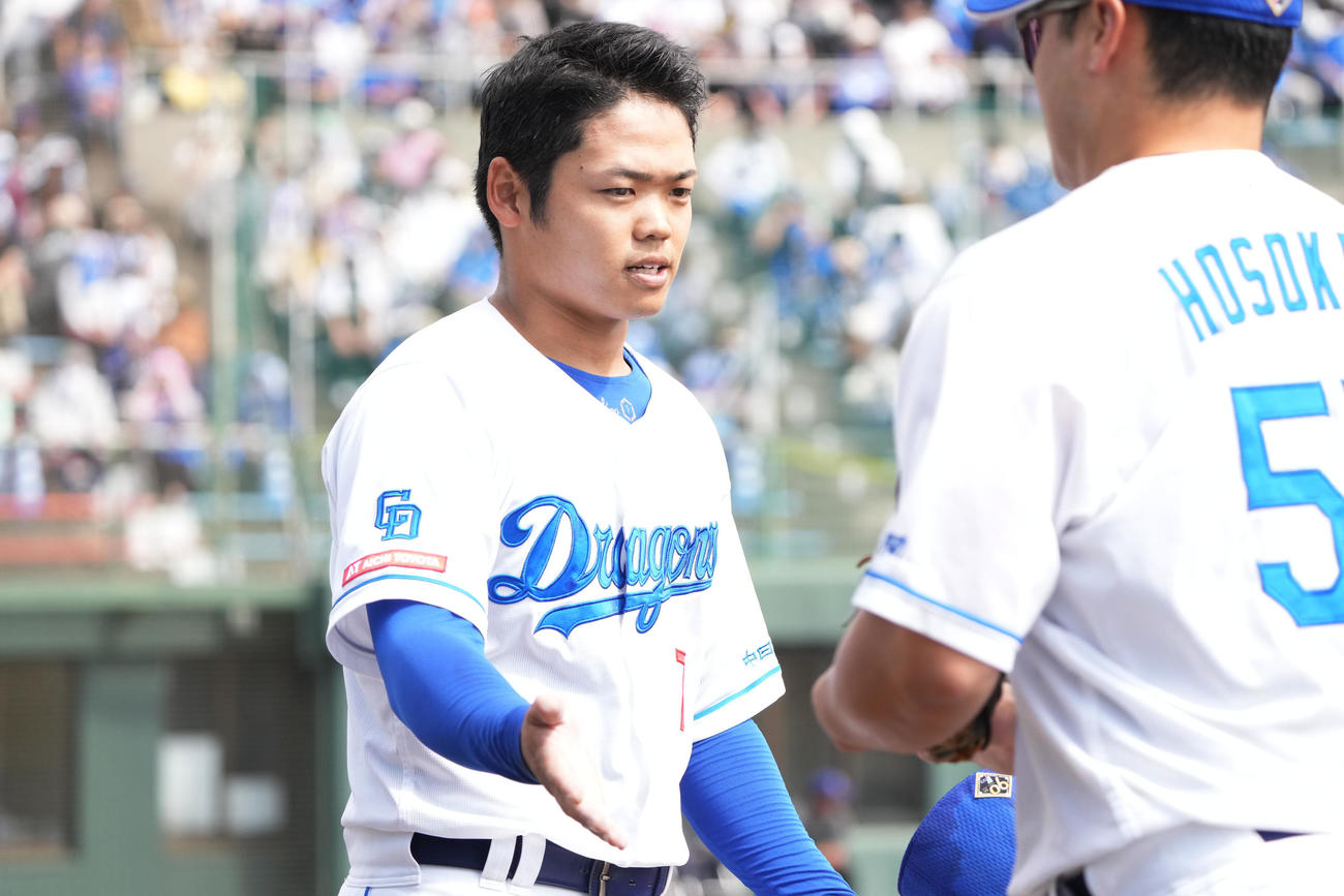 中日対DeNA 3回表DeNA攻撃終了、ナインとタッチを交わしベンチへ戻る根尾（左）（撮影・森本幸一）