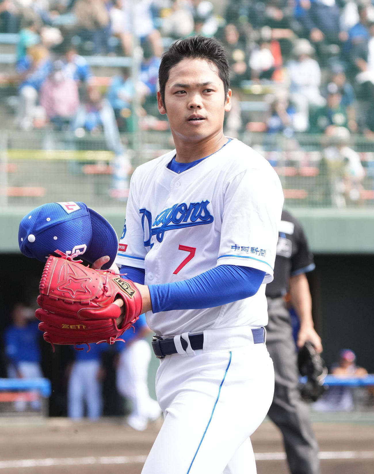 中日対DeNA 3回表DeNA攻撃終了、ベンチへ戻る根尾（撮影・森本幸一）