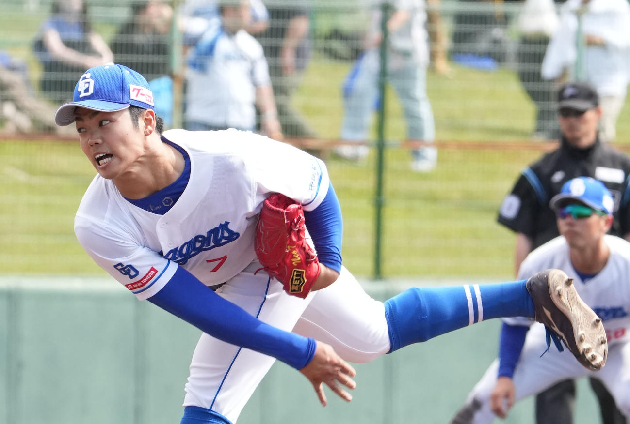 中日対DeNA 3回表、力投する中日先発の根尾（撮影・森本幸一）