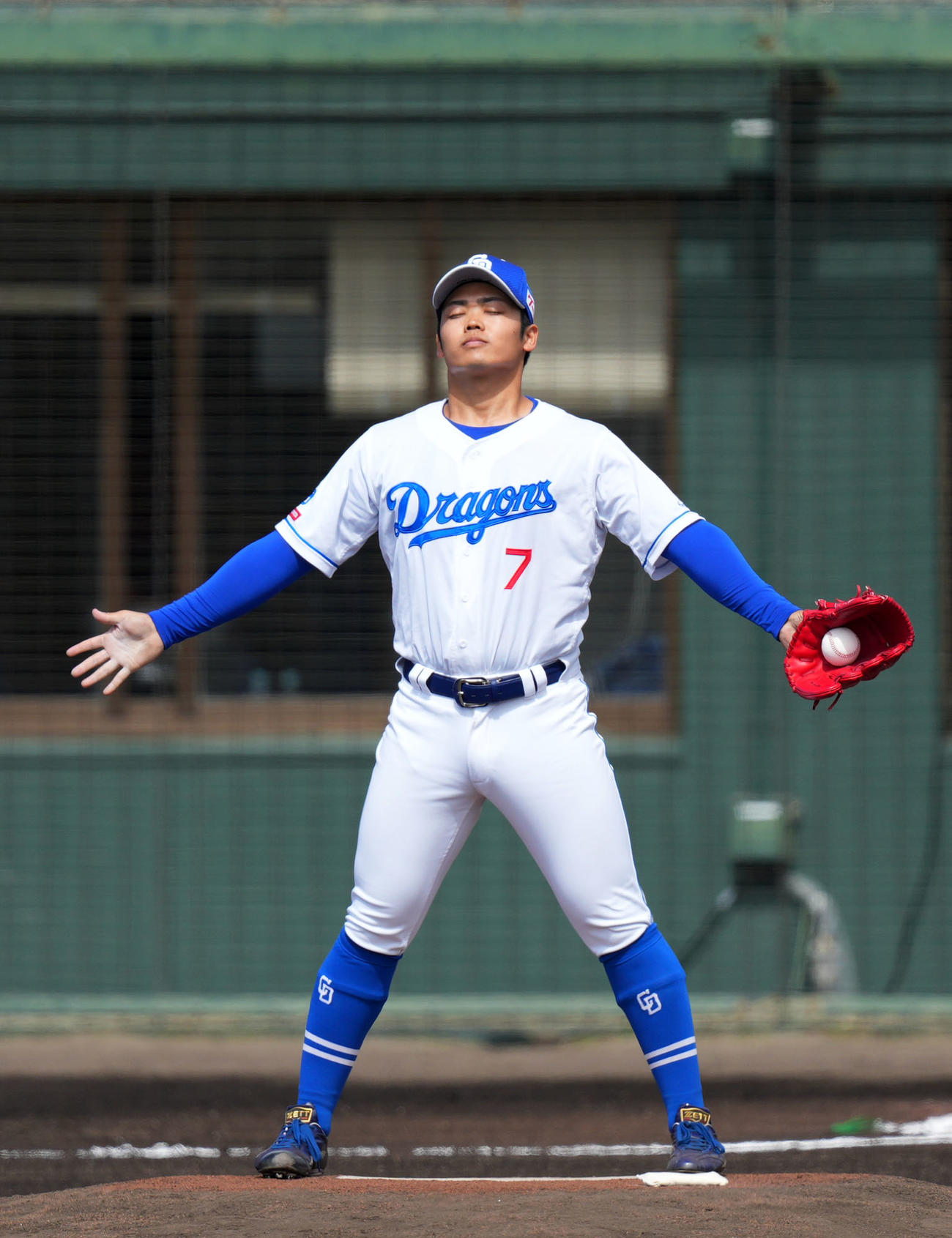 中日対DeNA 1回表開始前、マウンドで集中する中日根尾（撮影・横山健太）