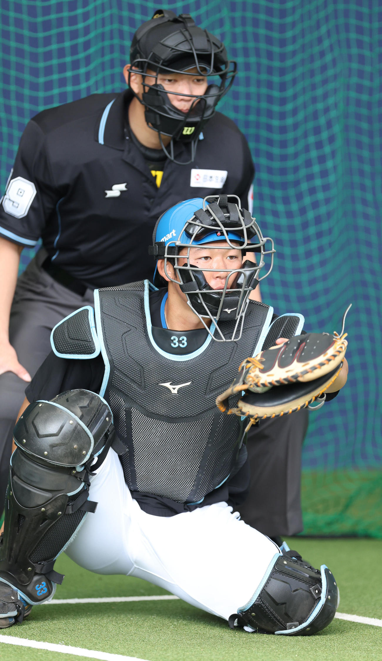 ブルペンで日本ハム加藤貴の球を受ける進藤（撮影・佐藤翔太）