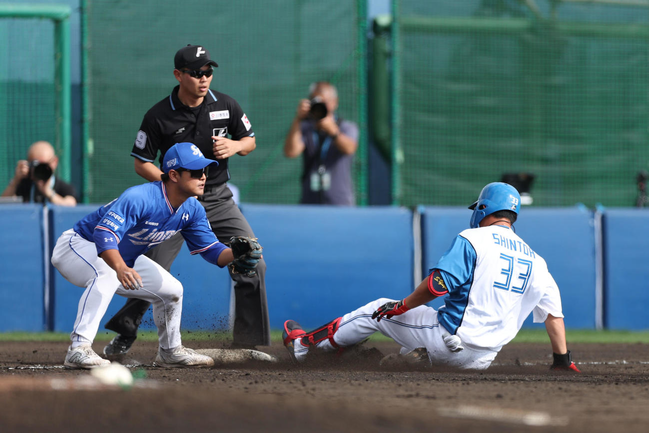 日本ハム対サムスン　7回裏日本ハム無死三塁、進藤は適時三塁打を放つ（撮影・佐藤翔太）