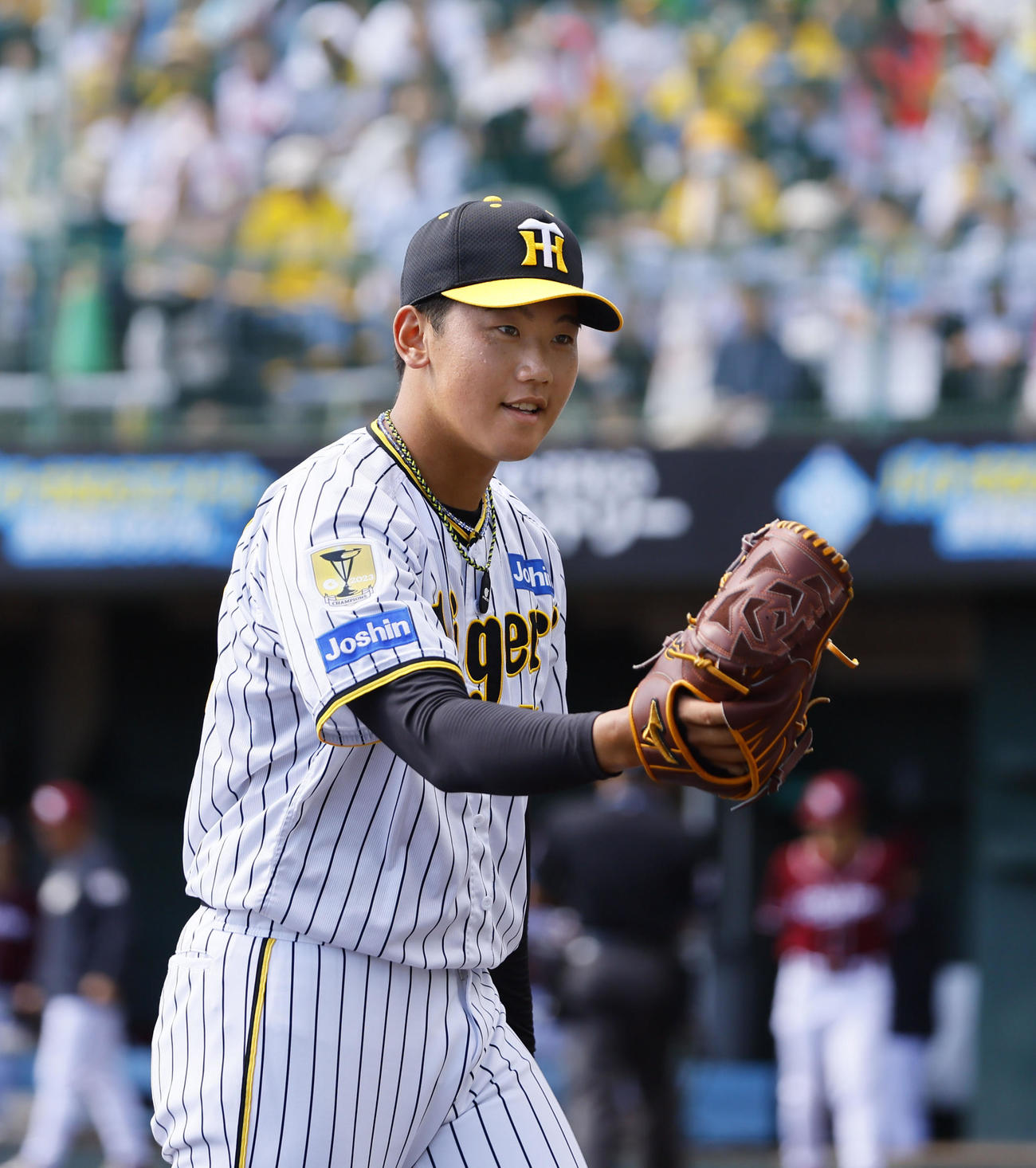 阪神対楽天　5回、3イニングを無失点に抑え、笑顔でベンチに戻る阪神門別（撮影・藤尾明華）