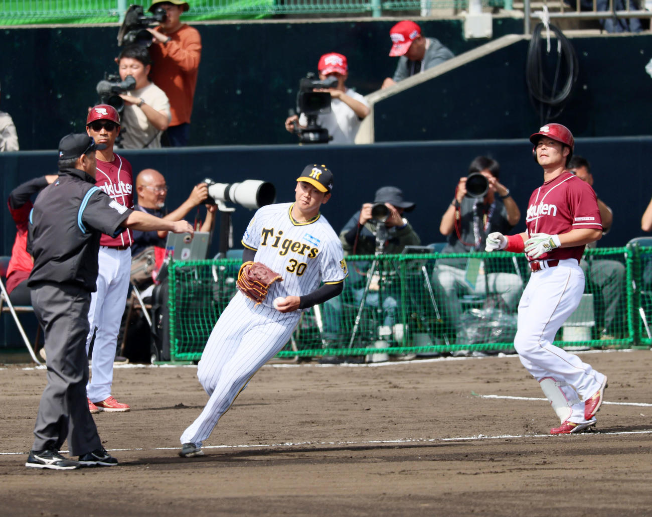 練習試合　阪神対楽天　4回表楽天無死、門別は島内を一ゴロに仕留める（撮影・加藤哉）