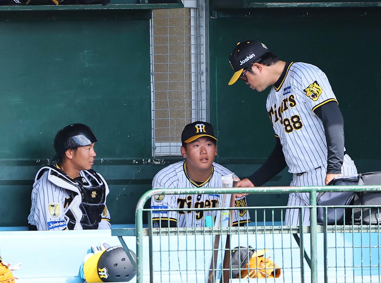 阪神対楽天　楽天打線を3回無失点に抑えた門別啓人（中央）は梅野隆太郎（左）安藤優也コーチに声を掛けられる（撮影・上田博志）