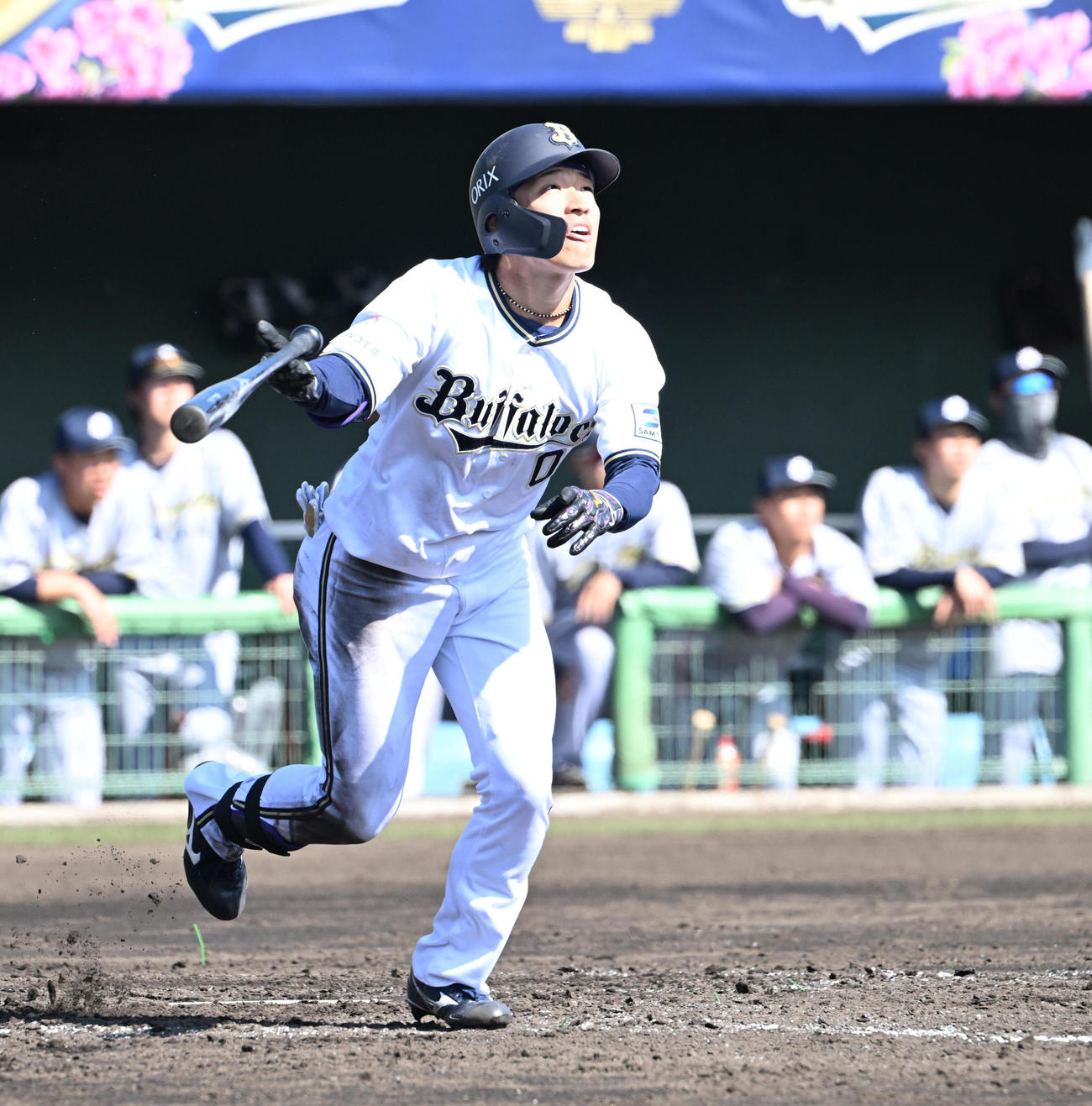 オリックス対日本新薬　4回裏オリックス2死一、二塁、右越えに3点本塁打を放つ渡部（撮影・和賀正仁）