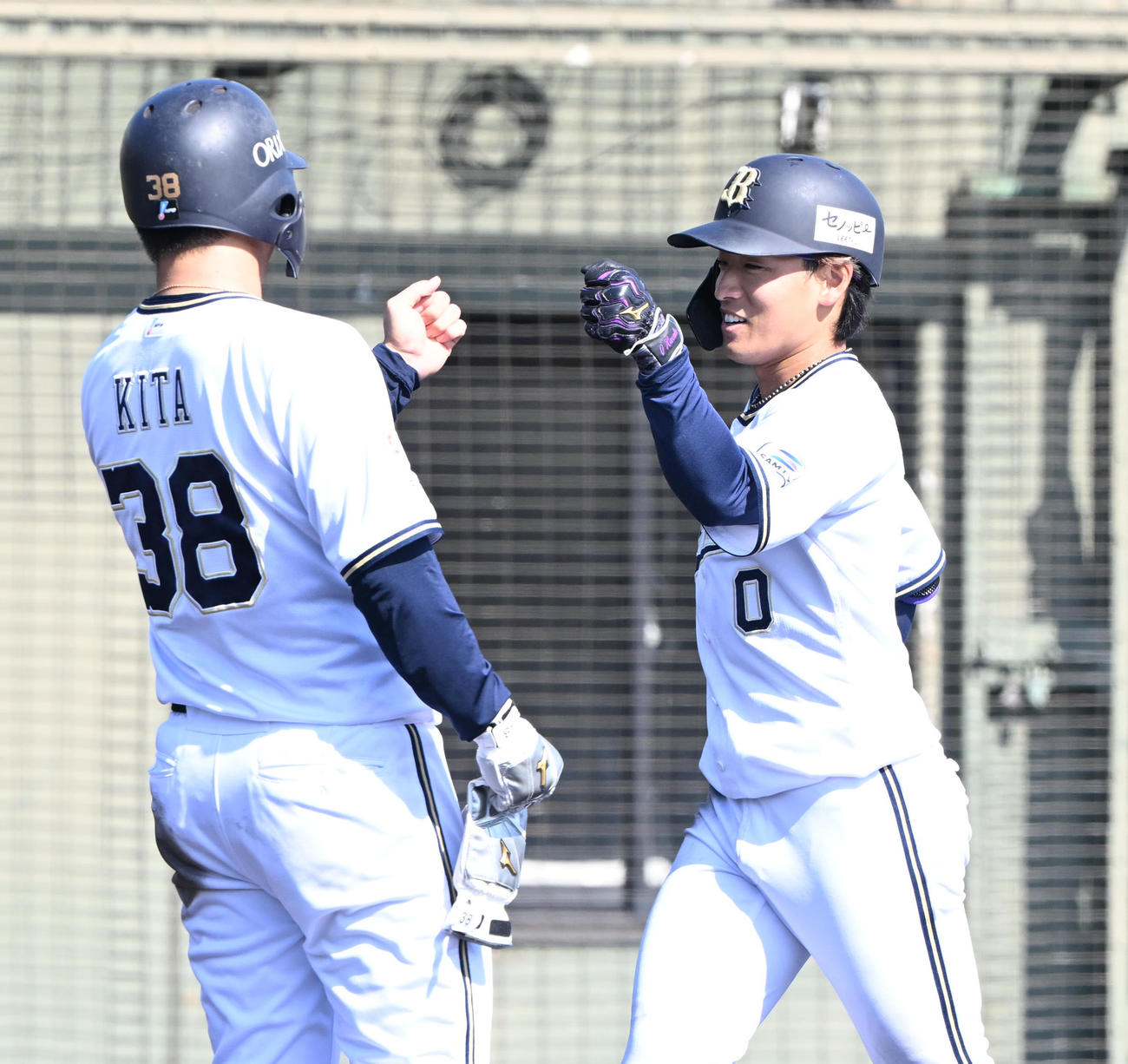 オリックス対日本新薬　4回裏オリックス2死一、二塁、右越えに3点本塁打を放った渡部（右）は来田とタッチ（撮影・和賀正仁）