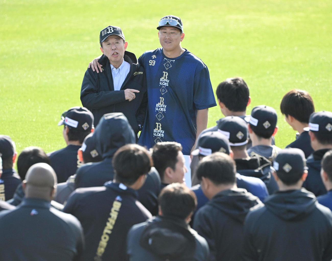 杉本選手会長（右）から肩を組まれ、ナインに訓示するオリックス井上オーナー（撮影・和賀正仁）