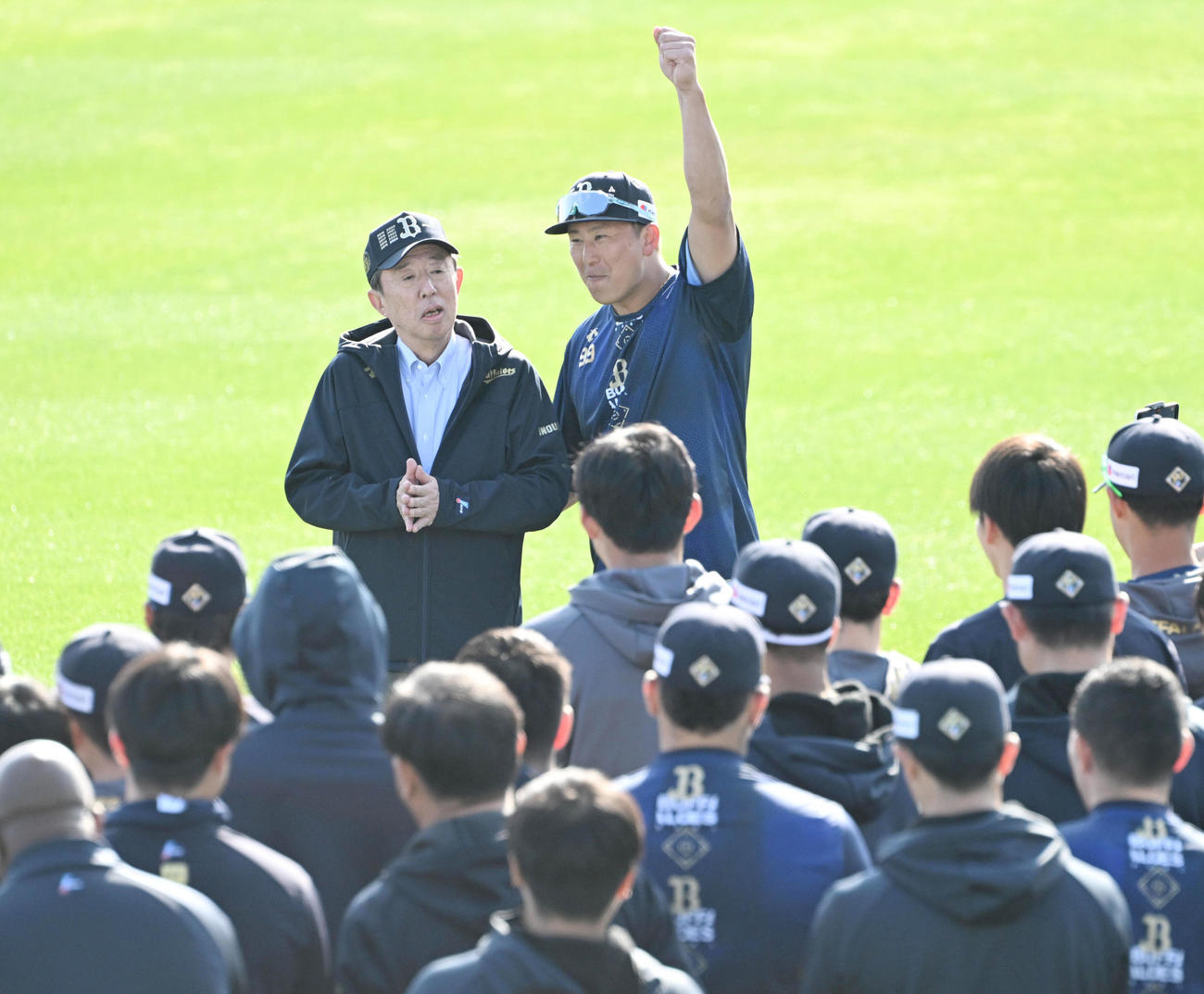 井上オーナー（左）の訓示後、昇天ポーズで締めるオリックス杉本選手会長（撮影・和賀正仁）
