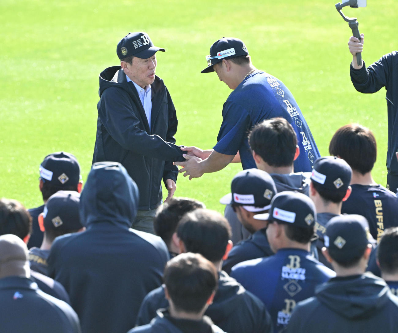 訓示前、オリックス杉本選手会長（右）と握手を交わす井上オーナー（撮影・和賀正仁）