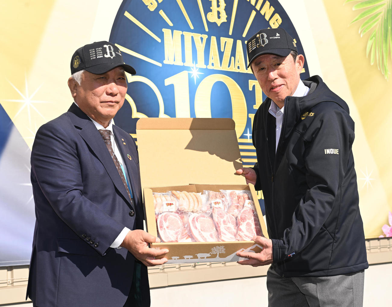 吉原社長（右）からオリックス井上オーナーに「霧島オリーブ赤豚」が贈呈された（撮影・和賀正仁）