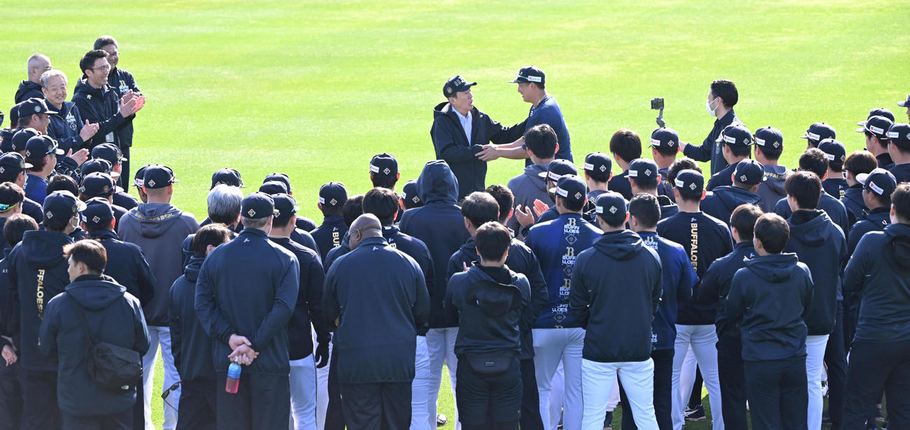 井上オーナー（左）の訓示後、昇天ポーズで締めるオリックス杉本選手会長（撮影・和賀正仁）