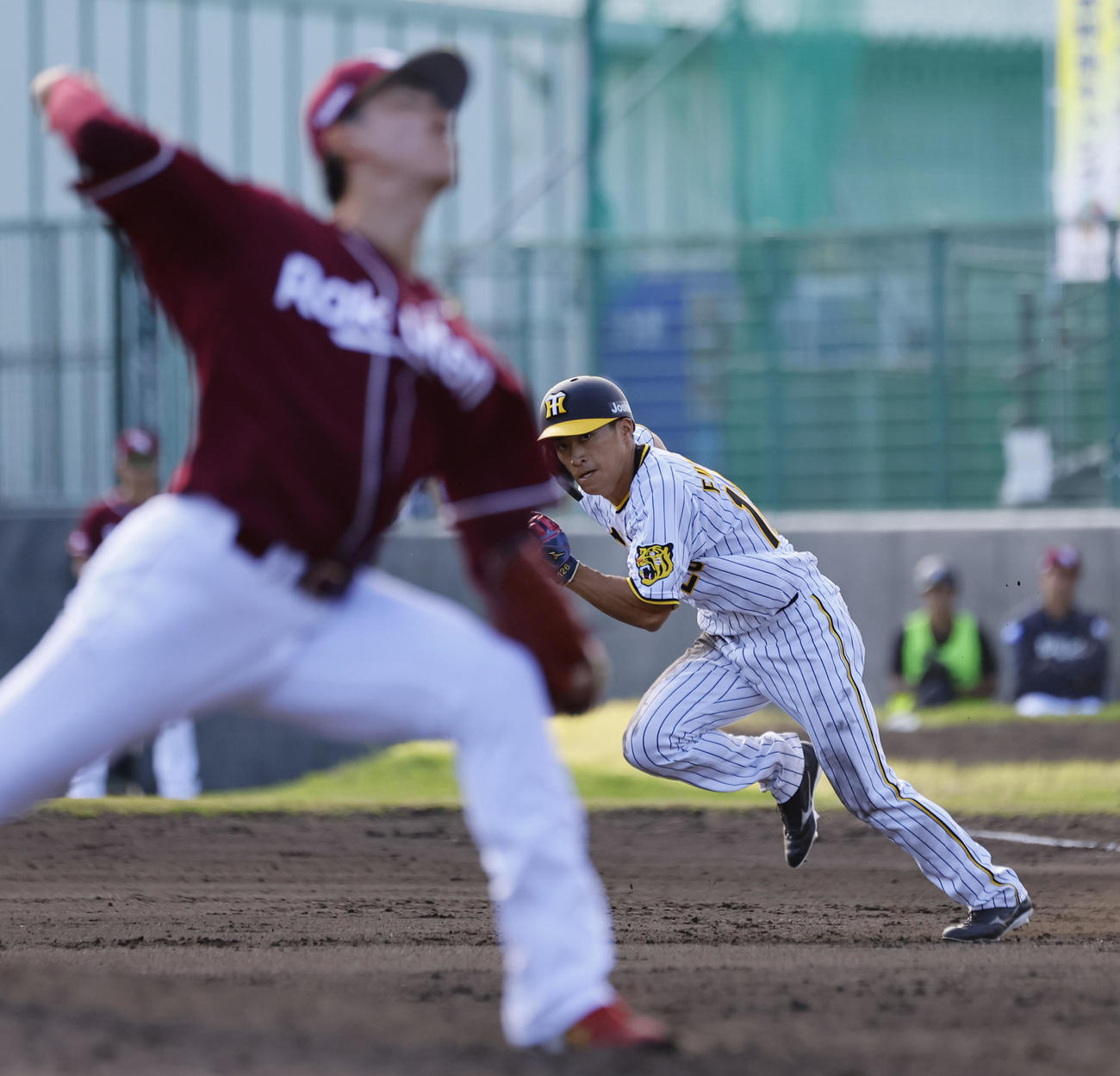 練習試合　阪神対楽天　7回裏阪神無死一塁、打者小野寺のとき、代走福島はスタートを切るも二盗失敗。投手荘司（撮影・藤尾明華）