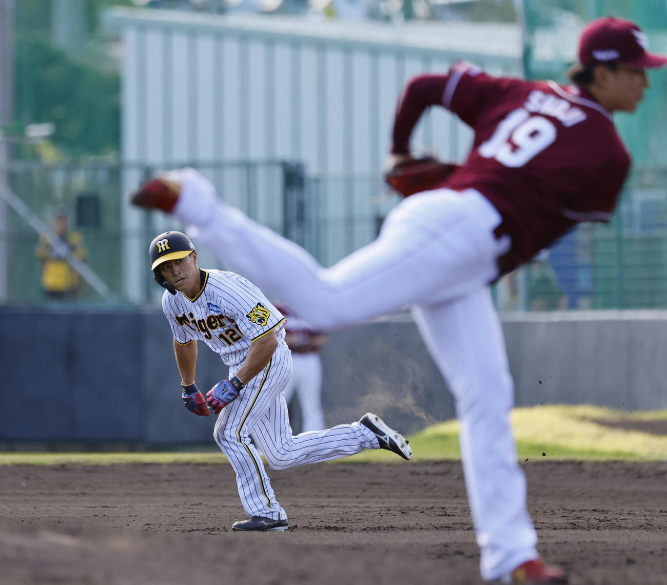 練習試合　阪神対楽天　7回裏阪神無死一塁、打者小野寺のとき、代走福島はスタートを切るも二盗失敗。投手荘司（撮影・藤尾明華）