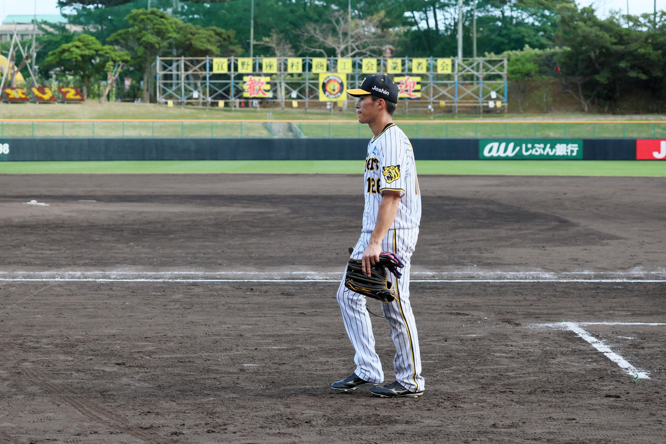 練習試合後の走塁練習を終えベンチへ引き揚げる福島（撮影・加藤哉）