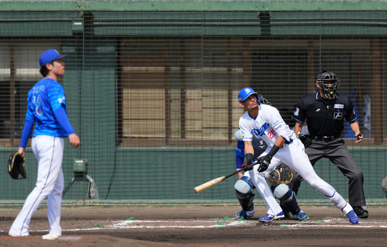 中日対DeNA 2回裏中日2死一、二塁、左前適時二塁打を放つロドリゲス。投手小園（撮影・横山健太）
