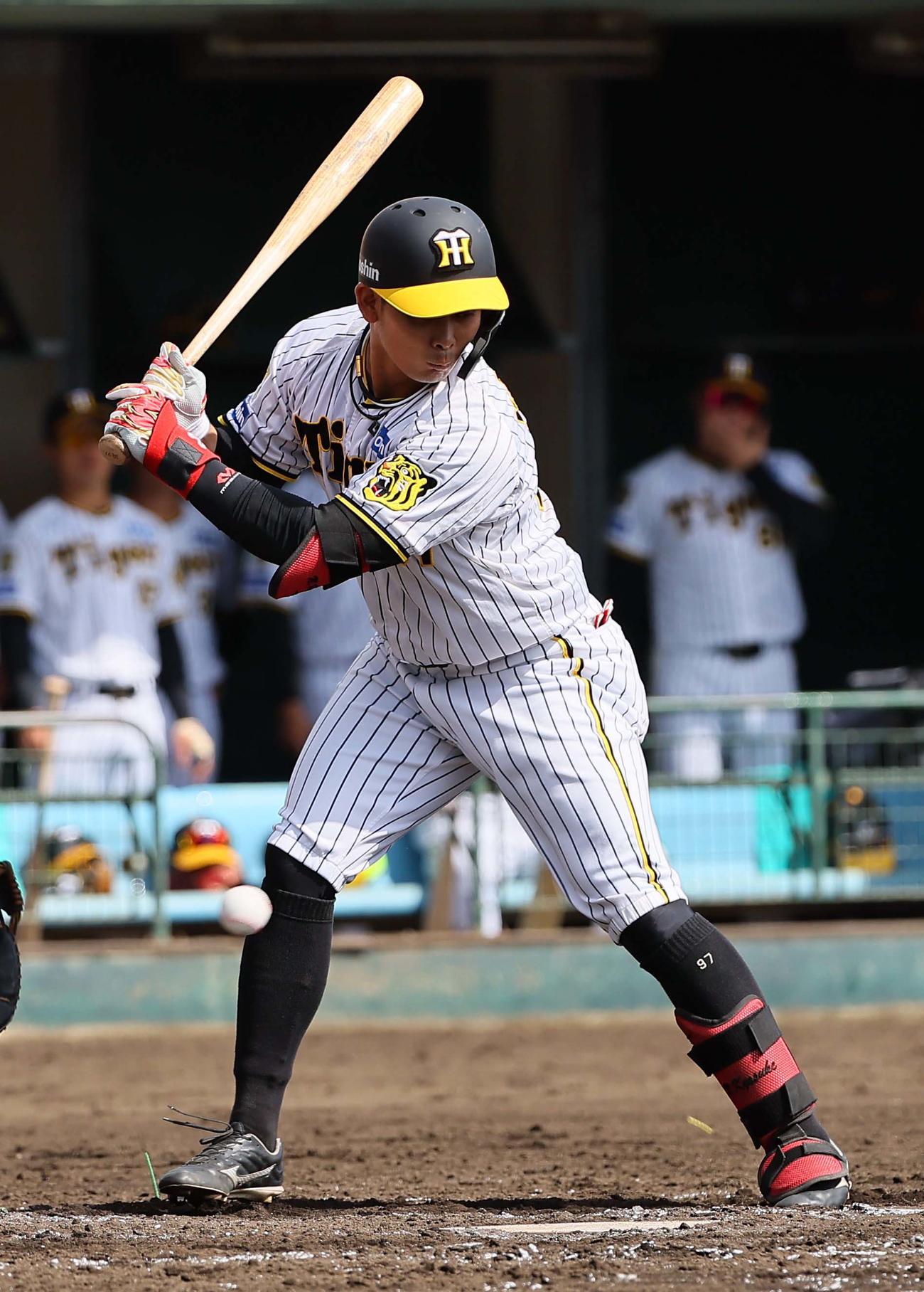阪神対楽天　4回裏阪神1死一、二塁、死球を受ける野口（撮影・上田博志）