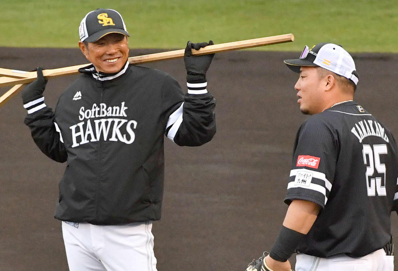 山川（右）と笑顔で話すソフトバンク小久保監督（撮影・岩下翔太）