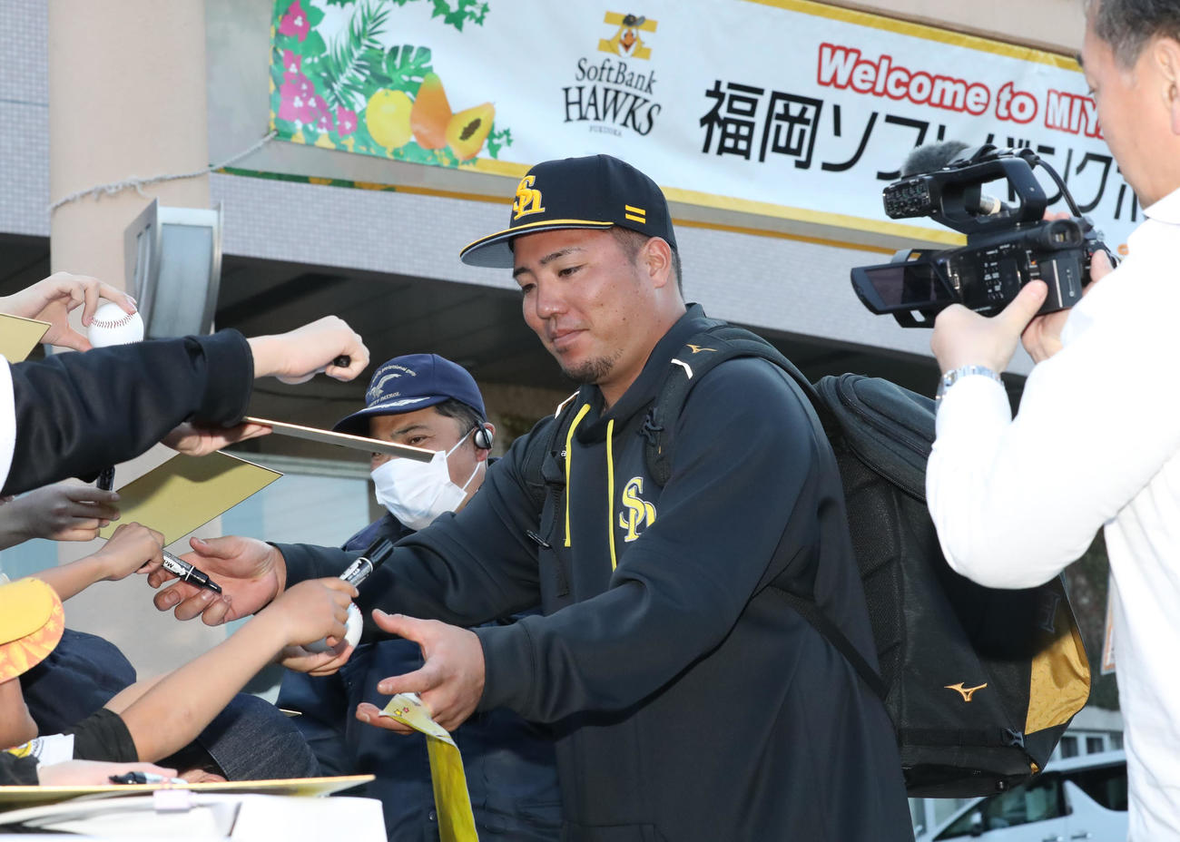 ファンにサインをするソフトバンク山川（撮影・冨田成美）