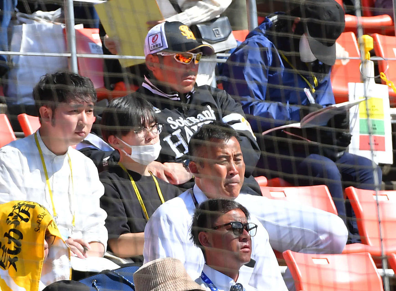 紅白戦をスタンド席から見つめるソフトバンク小久保監督（撮影・岩下翔太）