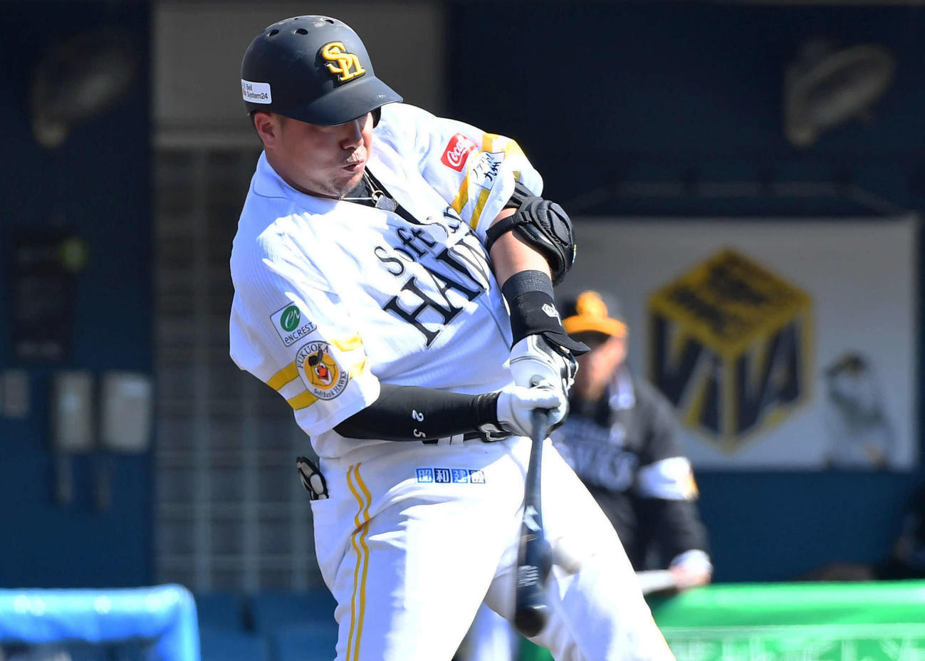 ソフトバンク紅白戦　4回裏白組無死、山川は中二塁打を放つ（撮影・岩下翔太）