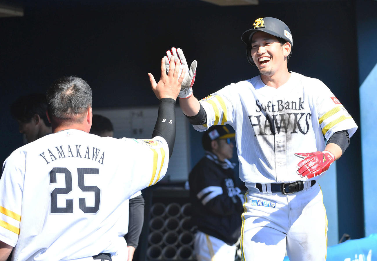 ソフトバンク紅白戦　4回裏白組無死三塁、今宮の逆転左前適時打で生還し、山川（左）と笑顔でタッチを交わす栗原（撮影・岩下翔太）