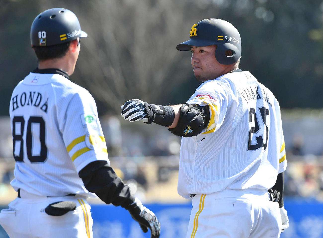ソフトバンク紅白戦　4回裏白組2死一、二塁、中前適時打を放ち、本多コーチ（左）とタッチを交わす山川（撮影・岩下翔太）