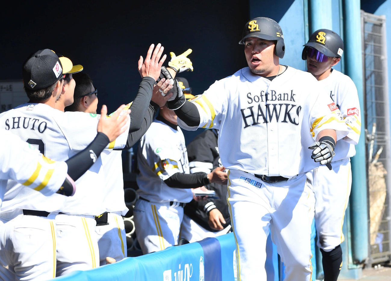 ソフトバンク紅白戦　4回裏白組無死一、三塁、栗原の2点適時三塁打で生還し、タッチを交わす山川（右から2人目）と牧原大（撮影・岩下翔太）
